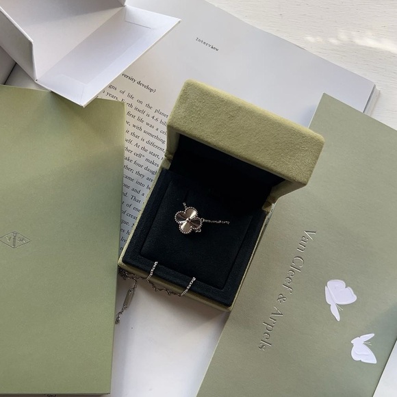 VAN CLEEF ARPELS Vintage Alhambra Necklace 18K - Picture 2 of 4